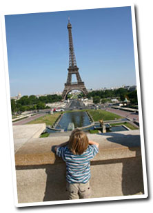 boy-looking-at-eiffel-tower